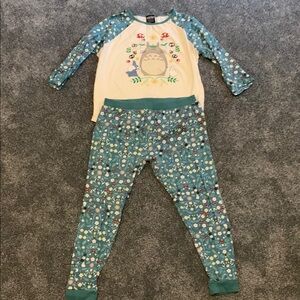 Women’s My Neighbor Totoro pajama set. Size large. Good condition.